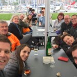 Joyeuse équipe de nettoyeurs à l'heure de l'apéro