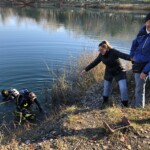 aidés par une chaîne de gais participants